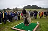 Kulturminister Lubna Jaffery fekk også prøva seg med golfkølle, til mykje applaus.