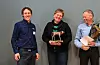 Statuetten for NRF-oksen 12172 Dynjo vart overrekt storfebøndene Handeland frå Sveio denne veka. F.v.: Styreleiar Vegard Smenes og oppdrettarane Anne Bakke Handeland og Frode Handeland. FOTO: TURI NORDENGEN