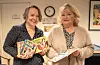 – Midt i blinken, synest helsesjukepleiar Grethe Natås (t.h.) om bokgåva som biblioteksjef Kristine Thorkildsen hadde med seg til helsestasjonen. Foto: Einar Vestvik