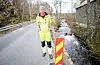 Roger Lemme frå Vestland Fylkeskommune var i mars på inspeksjon på brua og sette opp varslingar(arkiv).