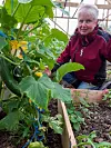 Anne Tove Kalstø trivst med agurkplantene og dei andre vekstene i drivhuset.