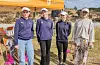 Desse jentene var mellom anna ansvarlege for kaféen under laurdagens golfseanse, men dei var òg på bana for å golfa litt. F.v.: Helene Selsås (17), Sunniva Vikse (15), Maria Fonnes (16) og Turid Skåden (29). Alle kjem frå Sveio. FOTO: GUNNHILD LØNNING