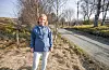Anne Fresvig ved vegen som fører opp til garden hennar på Åse.FOTO: TORSTEIN TYSVÆR NYMOEN