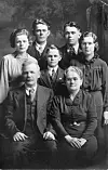 Nels (f. 1873) med familie. Han heitte Nils Kristian i Noreg, men brukte Nels i Amerika. Kona hans var frå Stord, men dei møttest i Amerika.