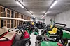 Slik ser det ut i underetasjen på servicebygget – garasje for alle moglege maskinar som skal ta vare på golfbana og omgivnadane. Golfbilane skal opp éin etasje.