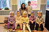 Barnehagestyrar Silje Huse saman med born frå Villvettene (3-5-årsdavdelinga). Frå venstre Olav Emberland, Olivia Solsvik Økland, Mari Lien Jensen, Anna Fagerland Tverfjell, Leah Vestvik Stølås og Eirik Emberland. Bak ved sida av styraren Kaspian Huse Grimstvedt.