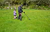 Jorda skjuler mykje rart, og fleire har oppdaga at metallsøking er spennande. Frode Tangen Jacobsen kjøpte sin første metalldetektor for tre år sidan og blei hekta på flekken. Dottera Kaja følgjer i faren sine fotspor, og har alt fått sin eigen metallsøkar. Foto: Kari Haukås