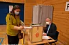 Annlaug Fludal var blant dei som kombinerte vaksinering med folkerøysting over kva fylke ho ønskjer at Sveio skal vere ein del av. Rådgjevar Petter Steen jr. i Sveio kommune registrerte røystarane og ga instruksjonar.FOTO: TORSTEIN TYSVÆR NYMOEN
