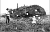 Norsk-amerikanske utvandrarar utanfor huset sitt på prærien i Nord-Dakota i 1898. Foto: Ukjent / NPK