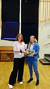Marthe Olesdatter Sveen Kallevik, leiar for volleyballgruppa, fekk blomar av Lillian Rommetveit på årsmøtet.