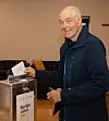 Kjell Egil Knutsen stemmer for første gong ved kyrkjevalet i Sveio.