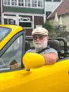 Cabriolet-entusiast Åge Skrede med den gule bilen sin.