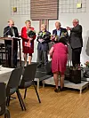 Ragnhild Sæverhagen (med ryggen til) deler ut blomster til Vigdis Ravnøy (leiar i Pensjonistforbundet Hordaland), Torstein Gramshaug, Willy Mjånes og Einar Halleland. Til venstre Alf Staupe.