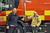 Stasjonsmeister John Anders Semb tar imot nøklene til den nye tankbilen frå teknikar i HBR Jan Helge Johannessen.ALLE FOTO: HAUGALAND BRANN OG REDNING IKS