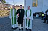 Vikarprest Roald Drønen (t.v.), sokneprest Eirik Aadland Tappel og prost i Sunnhordland Arild Steinsland utanfor Sveio kyrkje etter innsettingsgudstenesta søndag. Foto: Kjartan Moe Hustvedt