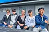 Elevbedriften Barnas støtte ville gjera noko annleis. F.v. Eirik Hovland Hindøy (10B), Jonas Horneland Bjørge (10A), lærar Monika Halleraker, Mark Farkasinszki (10B) og Bablu Thu Lay Thay Waketha (10A). Mortadah Khamis Yahiya Arbab (10D) var ikkje med då bildet blei teke.