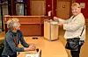 Inger Johanne Smørdal putta stemmesetlane sine i urna i Førde, under påsyn av Kristin Brekke Hovland.