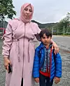 Omar Alhsaban blei følgt av mamma Ratiba til første skuledag. Femåringen var spent.