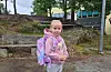 Denne jenta småsprang opp bakken til skulen. Rakel Victoria Vaka Bjordal er snart 6 år, og har ny sekk på ryggen. Like etter at bildet blei tatt, fekk ho ein god klem av søskenbarnet sitt, som også går på Førde skule.