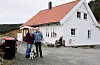 Brita Flornes og Øyvind Særsten med hunden Bobbie framfor det nyrestaurerte gardshuset frå 1600-talet.FOTO: EINAR VESTVIK