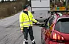 Kontrolleiar Sigbjørn Eltervåg i Statens vegvesen sjekkar ein personbil ved Fjellstad.