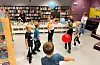 Ballongfotballen på biblioteket hadde også innslag av handball.