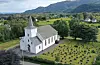 Dronefoto tatt frå Ulveraker, 11.08.2021. Valestrand kyrkje.Irene Flatnes Haldin