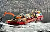 Maskinar og utstyr blei frakta med lekter og fjorden. Foto: Privat