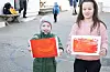— Sjå her, seier Felix Thomas (7) og viser fram måleriet sitt saman med venninna Lilja(7). FOTO: THOMAS VALLESTAD DRAGESET