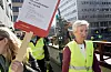 LO-leiar Peggy Hessen Følsvik blant streikande bygnings- og anleggsarbeidarar på Youngstorget i Oslo måndag. FOTO: CORNELIUS POPPE / NTB / NPK