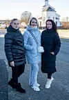 Dei tre venninnene Nataliia Boitsova, Oksana Shutilova, og Iryna Kolbasova har funne seg godt til rette i Sveio.