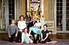 Besteforeldre: Då kong Harald og dronning Sonja feira 80-årsbursdagane sine, vart dei fotograferte med dei fem barnebarna: prins Sverre Magnus (t.v.), dronning Sonja, prinsesse Ingrid Alexandra, kong Harald, Leah Isadora Behn (sitjande framme), Emma Tallulah Behn og Maud Angelica Behn. Foto: Lise Åserud / NTB / NPK