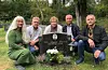 Minnast storebroren og eldste sonen: For første gong sidan gravferda i 1972, er alle søskena og mor samla på grava til Nils Magne. Frå venstre Henny Karin Drange, Rune Larsen, Karen Larsen, Harald Emil Larsen og Olav Larsen.