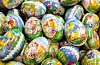 Dekorerte papp-egg er blitt vanleg å fylla med godteri.
