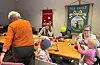 Aktivitetsverkstad for dei yngste, med god hjelp frå foreldre og søsken. Foto: Anne Synnøve Breistig