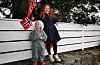 Jentene mine, Pernille (2) og Vilja Maria (8), ventar spent på traltorkortesjen. Den innfridde!