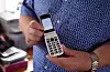 Først og fremst er det seniorar og handverkarar som er dei mest trufaste kjøpegruppene for «dum-telefonar». Men Elkjøp seier stadig fleire yngre kundar har vist interesse.