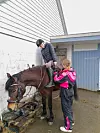 Live Pettersen hjelper Marthe Husdvedt Jacobsen å gjer klar til ridetur.