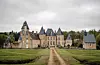 lottet i Château de Vaulogé i Fercé-sur-Sarthe som Veronica Danielsen og Erlend Buan feira bryllaupet sitt i. Til høgre i biletet ser ein den vesle kyrkja vigselen gjekk føre seg i.