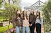Ingrid Andrea Kvalvåg, Anja Kristine Leirvik, Cecilie Førre Apland og Anne Synnøve Breistig synest det er kjekt, sosialt og lærerikt å vera «gartnarar». FOTO: GUNNHILD LØNNING