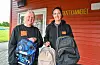 Bente Sørhus (t.v) og Guro Røher ved Skattkammeret i Sveio er i gang med å samle inn brukte skolesekker – slik at flere barn og unge kan få en god skolestart. Foto: Morten Vågset Møller