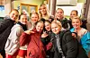 Dagleg leiar i Sveio IL, Lillian Rommetveit, blei på ti sekundar omringa av ein gjeng kveldsgjester frå Jenter 12. Signe Berthilde Lie Hellesnes, Maja Hovda Frederiksen, Emilie Aase, Synnøve Westergaard, Rajana Magomadova, Thilde Hegerland Christiansen, Karen Sofie Saltvedt, Ingrid Reed Lund og Lene Rommetveit (blå genser).