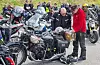 Ole Petter Ljøen (t.v.) studerer motorsykkelen til Olaf Ness. Sykkelen har vore eigd av Ness sidan 1955, snart 70 år.