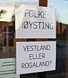 Plakater på Sveio soknehus.FOTO: EINAR VESTVIK