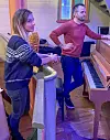 Maria Solheim og Ad Libitum som faste pianist Andre Eide ventar på at kora skal bli klare.