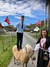 Bjørn Tore Larsen står støtt på ryggen til Dagny, mamma Anita Larsen held shetlandsponnien.