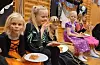 Sarah Lien, Ella Solsvik, Ida Lien Jensen, Helena Gjerde og Oda Velde kosar seg med pizza.