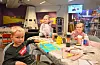 Tobias Dalland Nygård (4), Selma Halland Tveita (5) og Amanda Dalland Nygård (5) koste seg med maling, pensler og sterke farger under høstverkstedet på Sveio folkebibliotek. Foto: Morten Vågset Møller