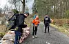 Ungdomar på veg opp til Emberlandsnipen med brensel.