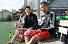 Pausebenken: Anders Tendeland (19), Joachim Grasdal Larsen (19) og Magnus Hovda Bergersen (18) brukar mykje ferietid på tennisbana i Buavåg.